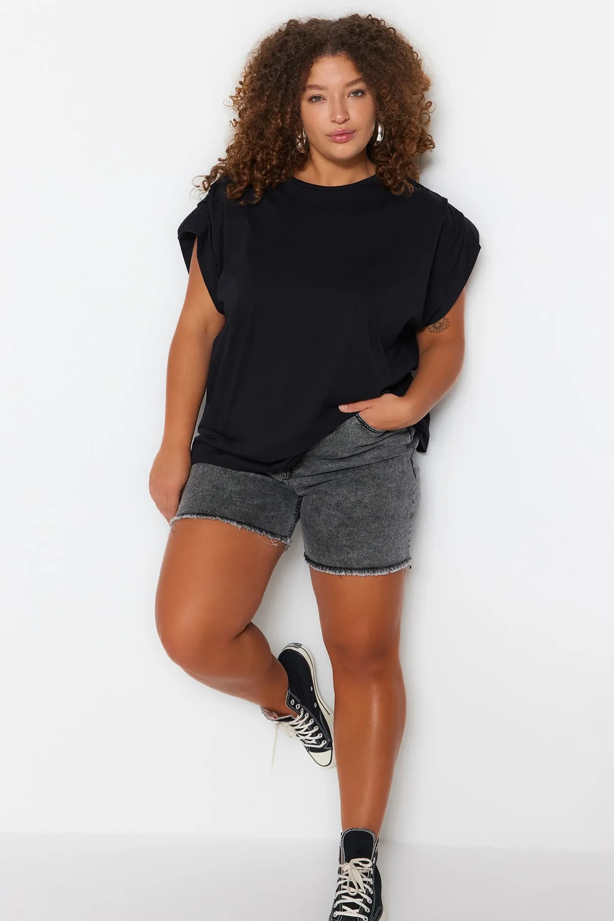 Trendyol Curve  Schwarze Basic-Strickbluse mit Rundhalsausschnitt TBSSS23AF00053