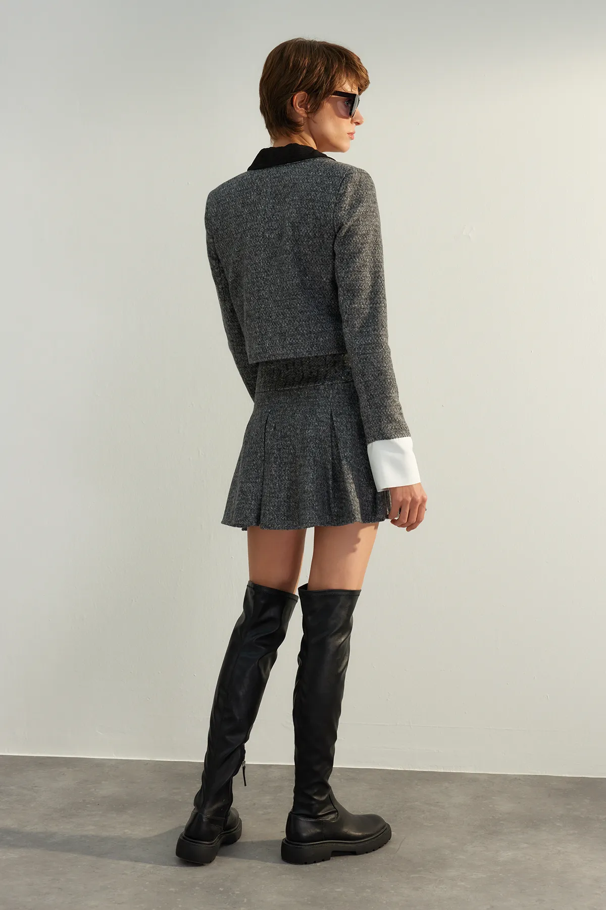 Trendyol Collection  Grauer Mini-Webrock mit Falten in Premiumqualität TWOAW24ET00259