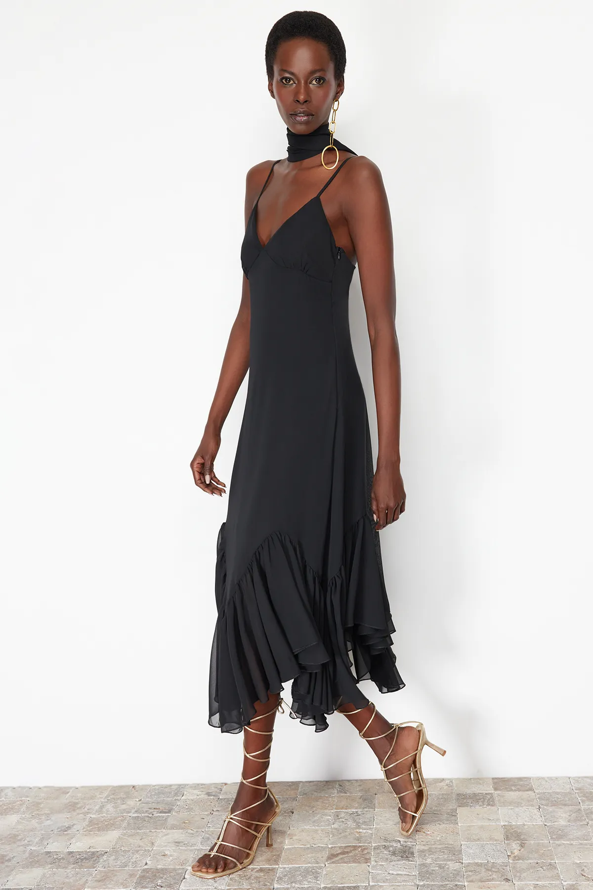 Trendyol Collection  Schwarzes Kleid mit Taillenöffnung/Skater-Rüschen TPRSS24EL00102