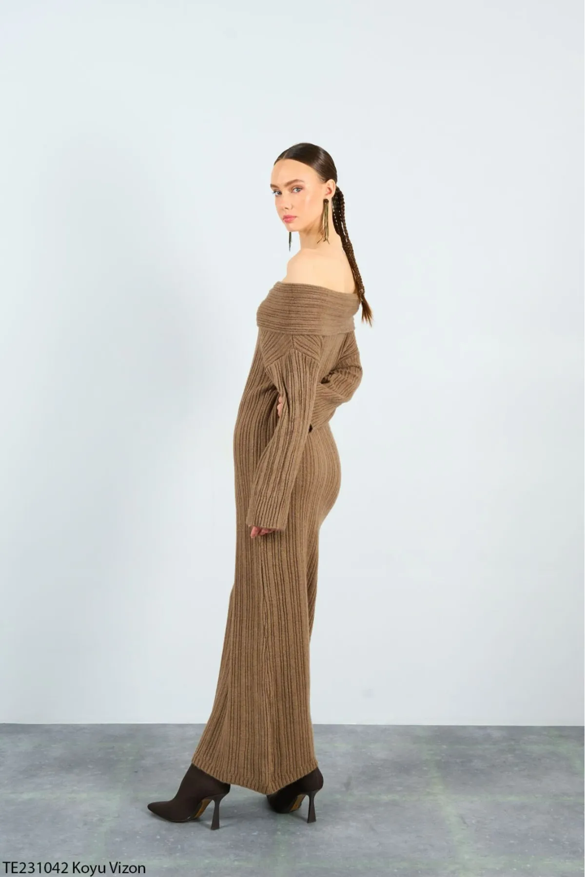 Laluvia  Kamelfarbenes, langes Kleid mit Schalkragen