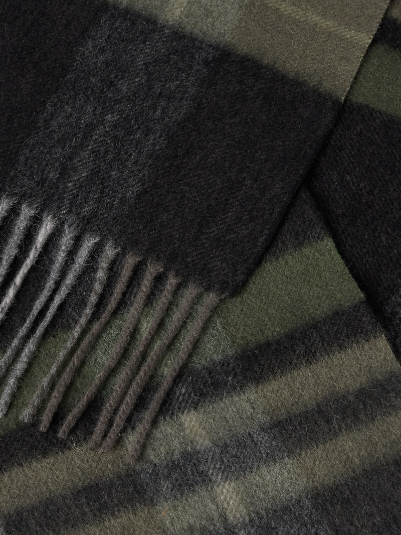 Schal mit Tartan-Karo in olivgrün