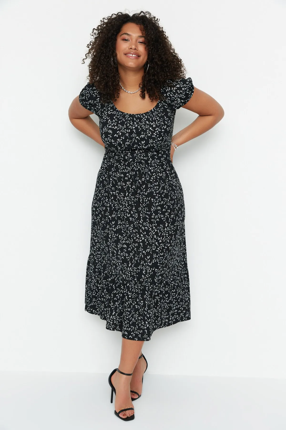 Trendyol Curve  Schwarzes Strickkleid mit Blumenmuster TBBSS22AH00009