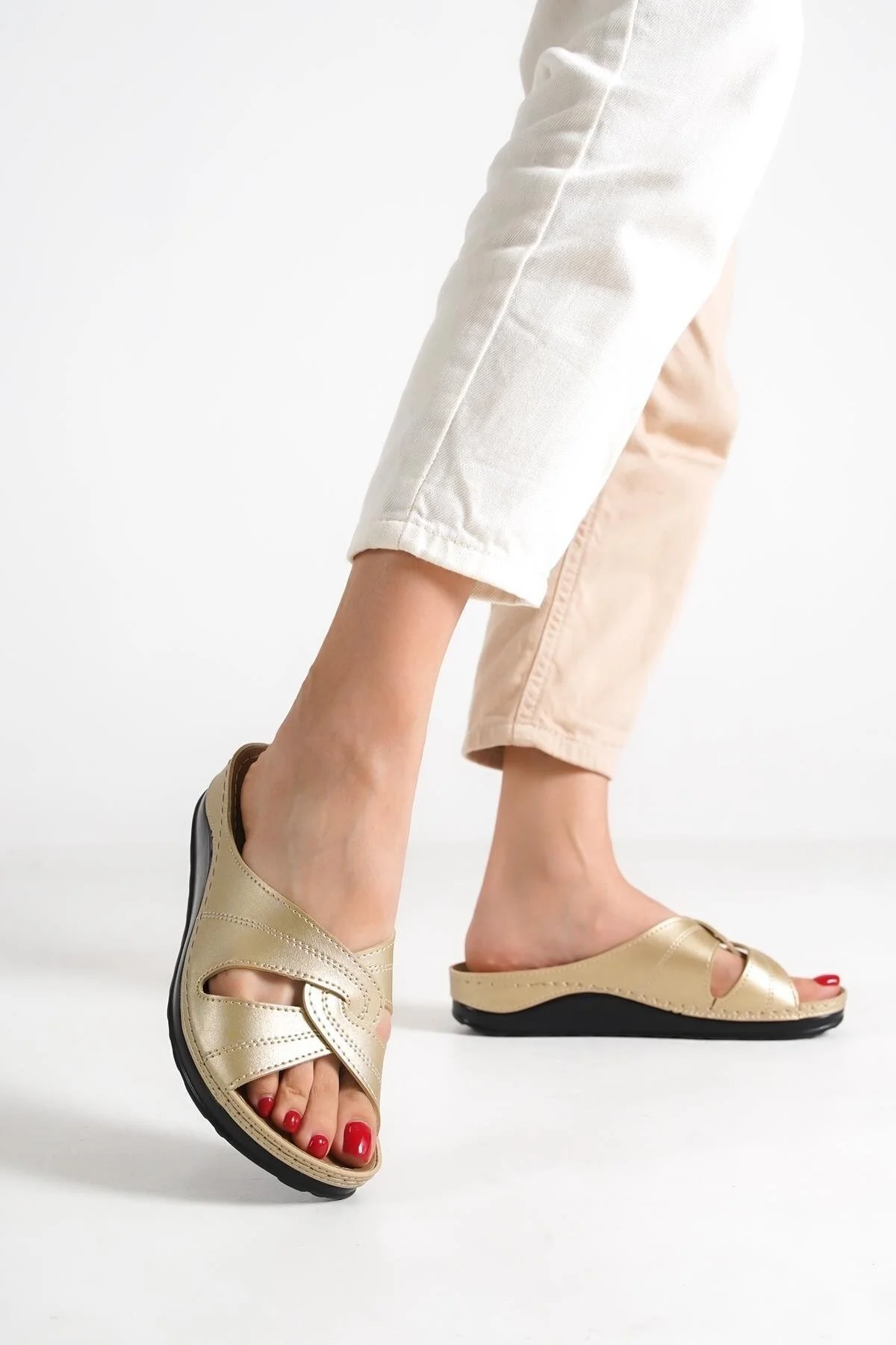 Capone Outfitters  Anatomisch weiche, bequeme Mutterhausschuhe mit Keilabsatz