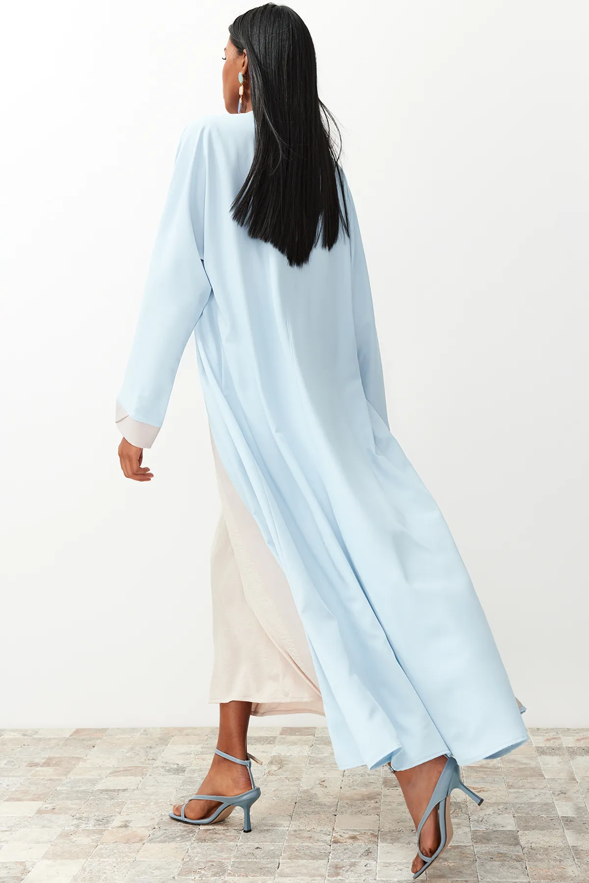 Trendyol Modest  Blaue, farblich blockierte, lange gewebte Kappe & Ferace & Abaya TCTSS24KF00009