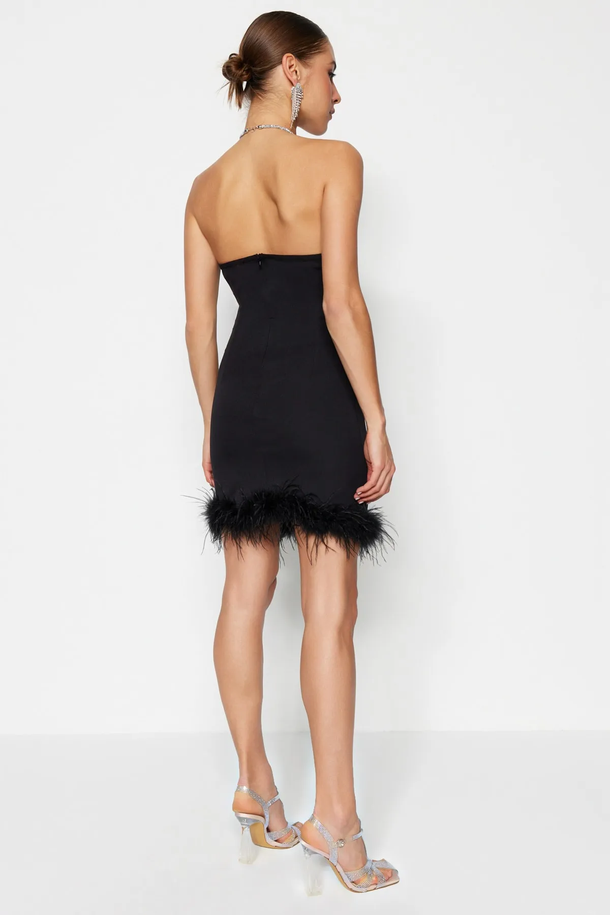 Trendyol Collection  Schwarzes, tailliertes, gewebtes, glänzendes, gesteinigtes, elegantes Abendkleid TPRSS23EL00255