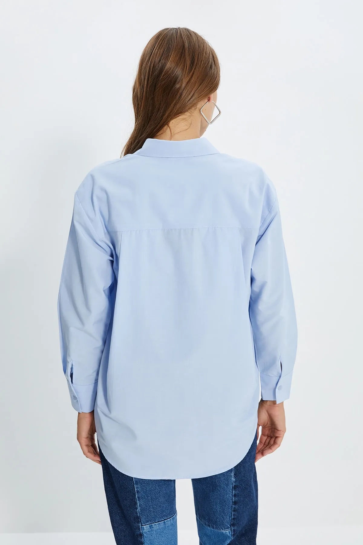 Trendyol Collection  Blaues Boyfriend-Hemd aus Baumwollgewebe mit breiter Passform und einer Tasche TWOAW20GO0115