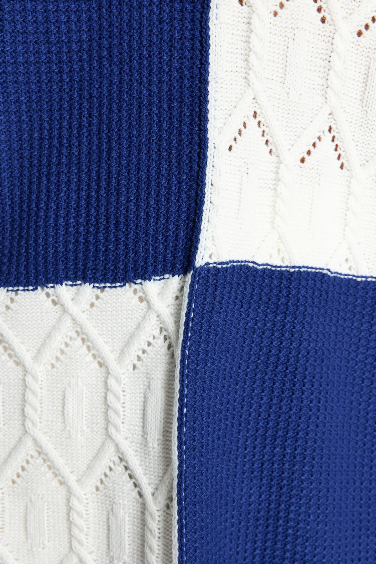 Trendyol Modest  Blauer durchbrochener/perforierter Farbblock-Strickpullover TCTAW24AK00055