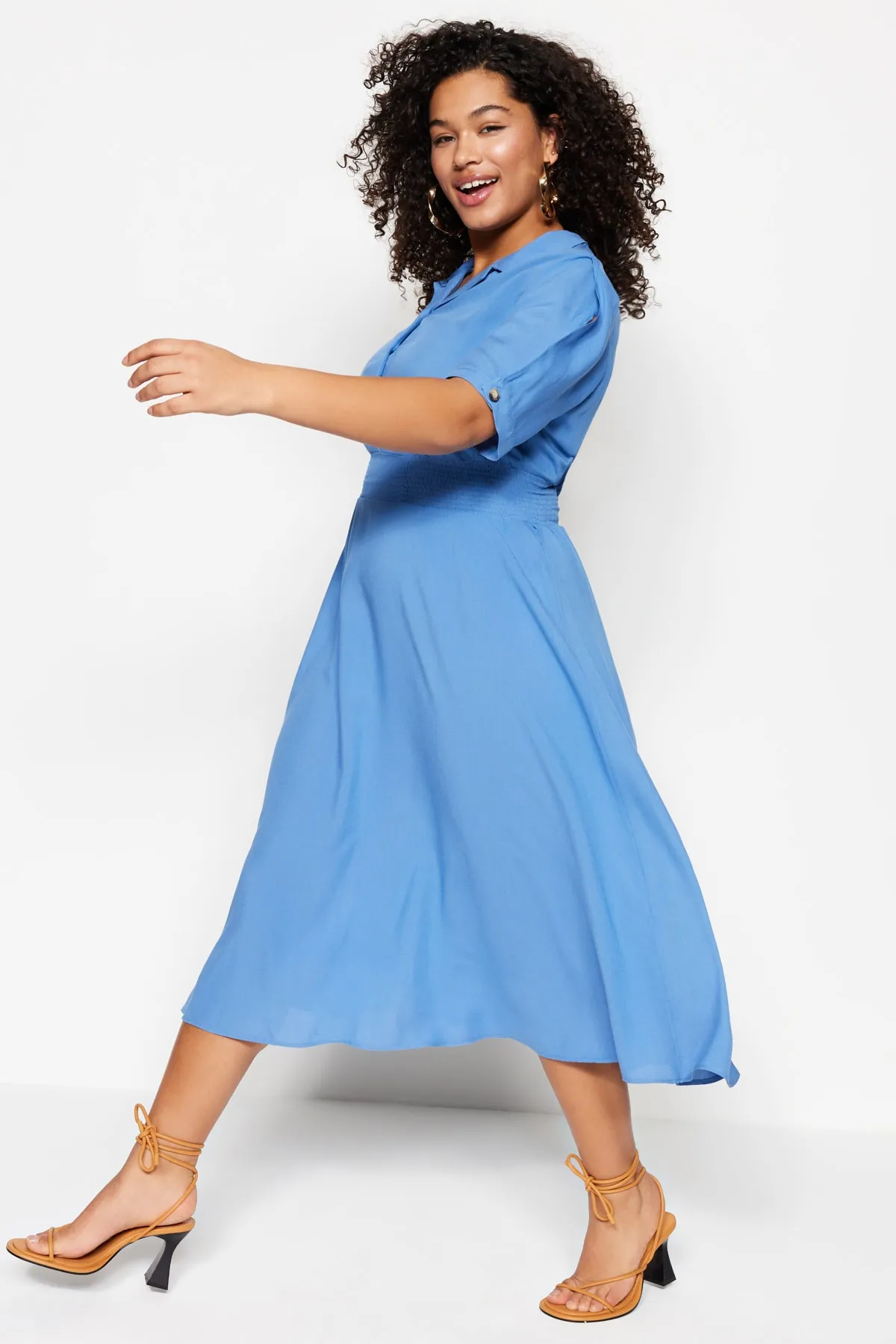 Trendyol Curve  Blaues Kleid mit gewebtem Gummibund und Knopfleiste TBBSS22EL1563
