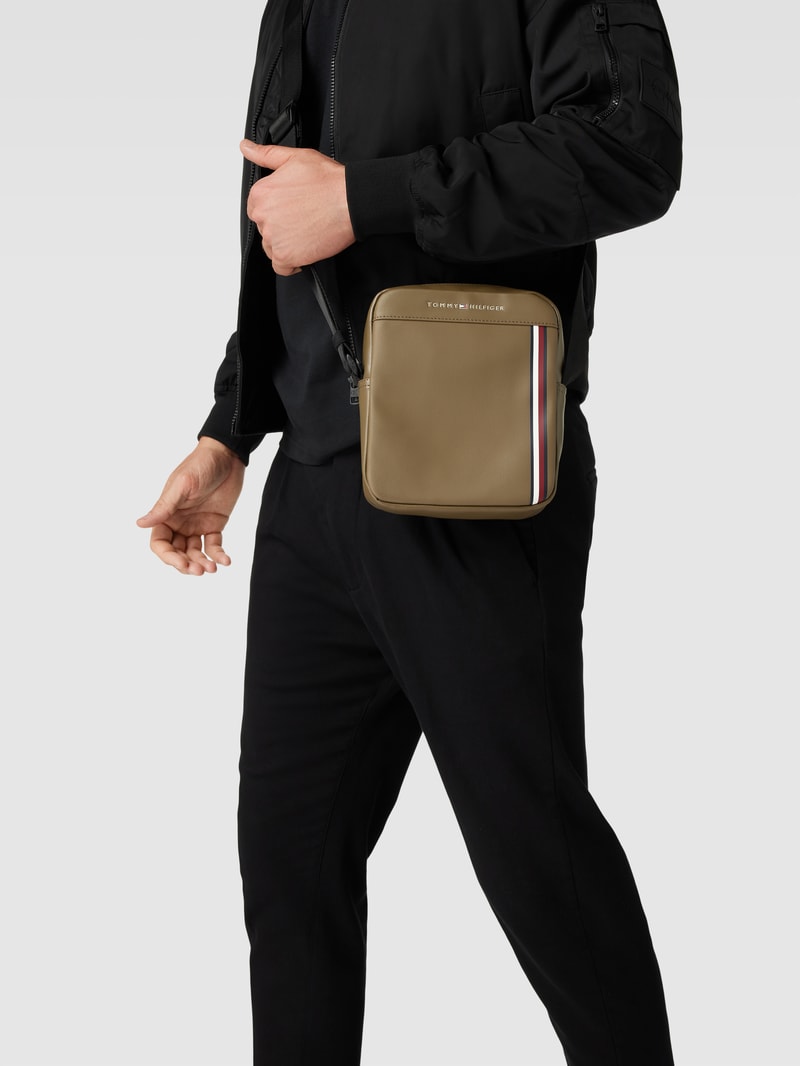 Crossbody Bag mit Label-Print Modell 'PIQUE' in schlamm