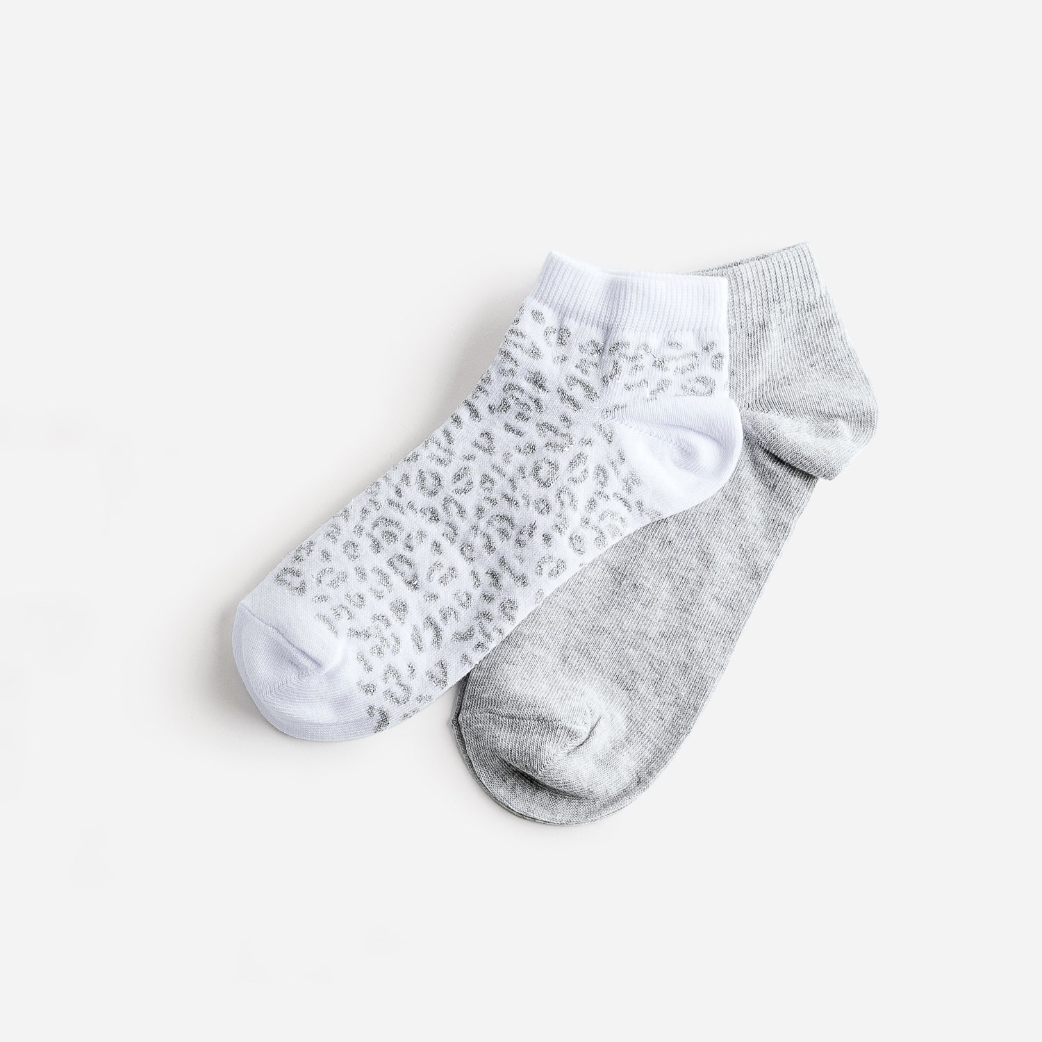 Chaussettes courtes blanches motif léopard et grises