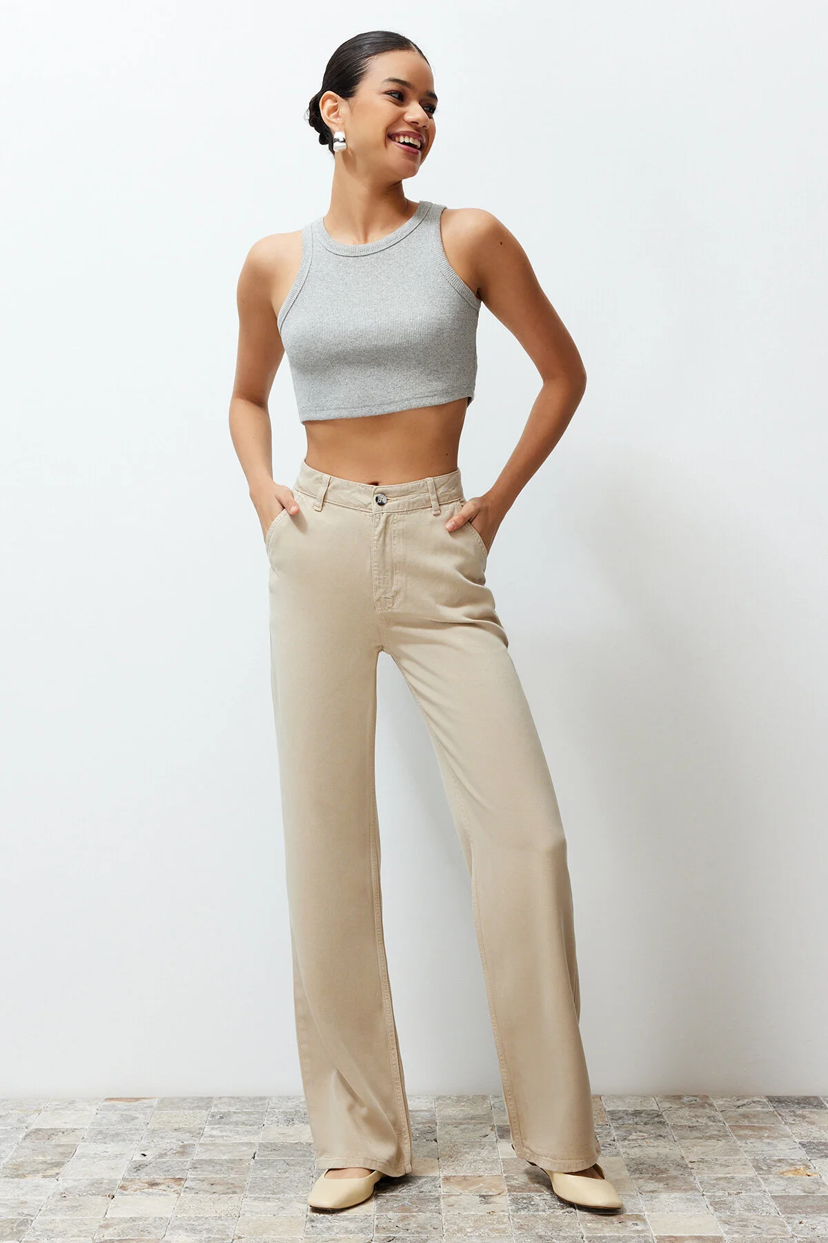 Trendyol Collection  Beige Jeans mit niedriger Taille und weitem Bein, 100 % Tencel™ TWOSS23JE00219