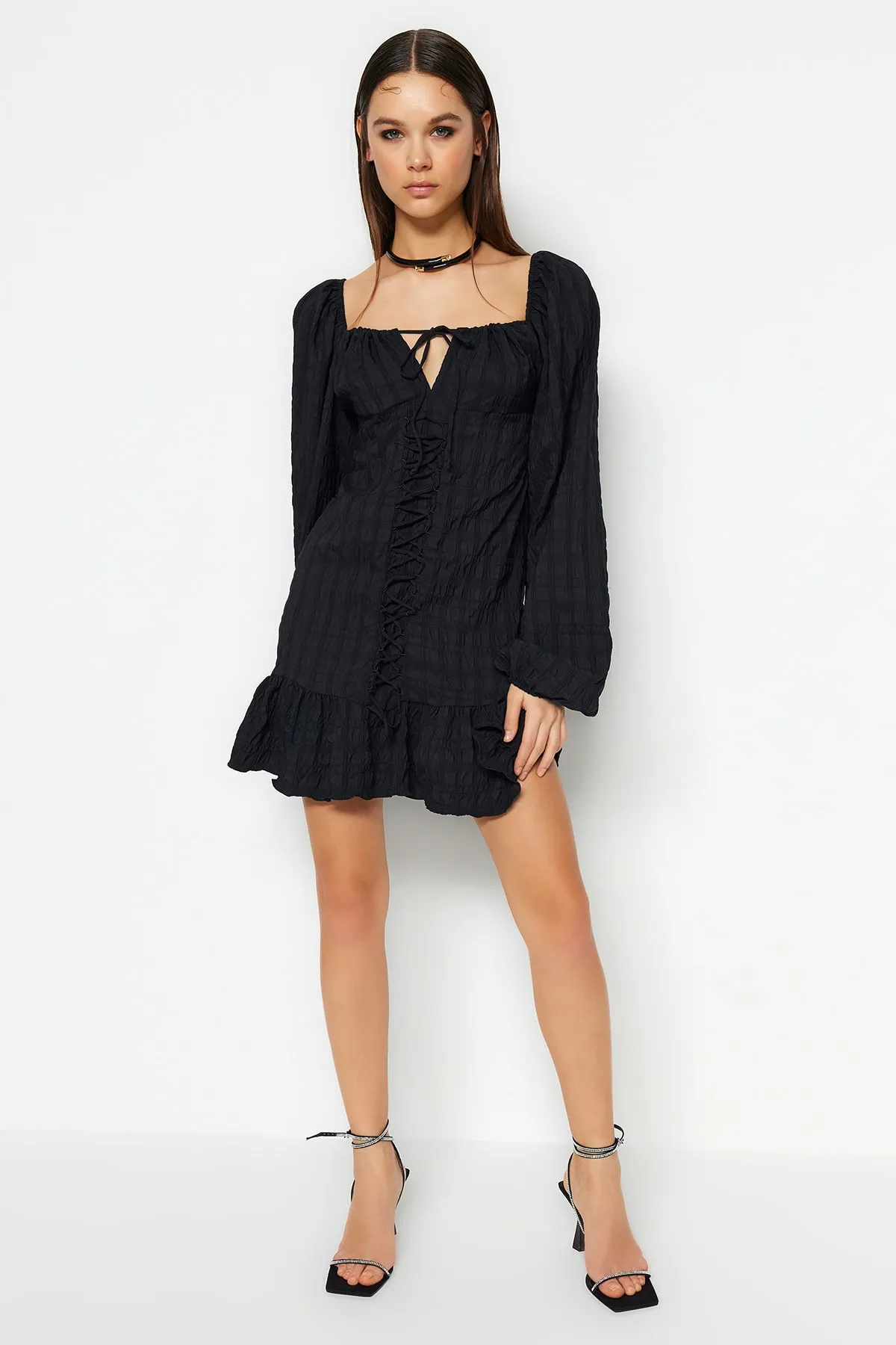 Trendyol Collection  Schwarzes, tailliertes, strukturiertes Abendkleid TPRSS23EL00024