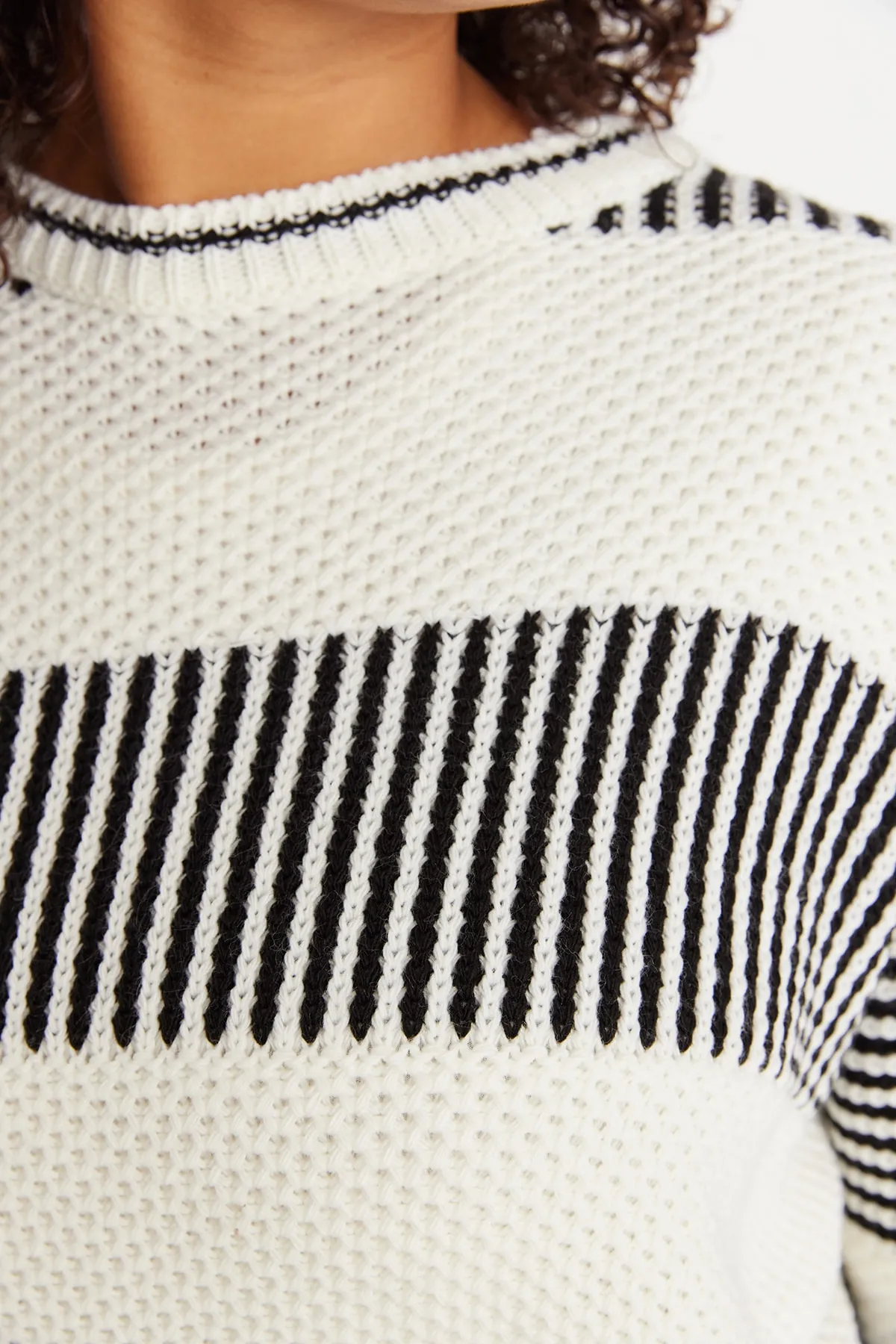 Trendyol Curve  Ecru gestreifter, strukturierter Strickpullover mit Rundhalsausschnitt