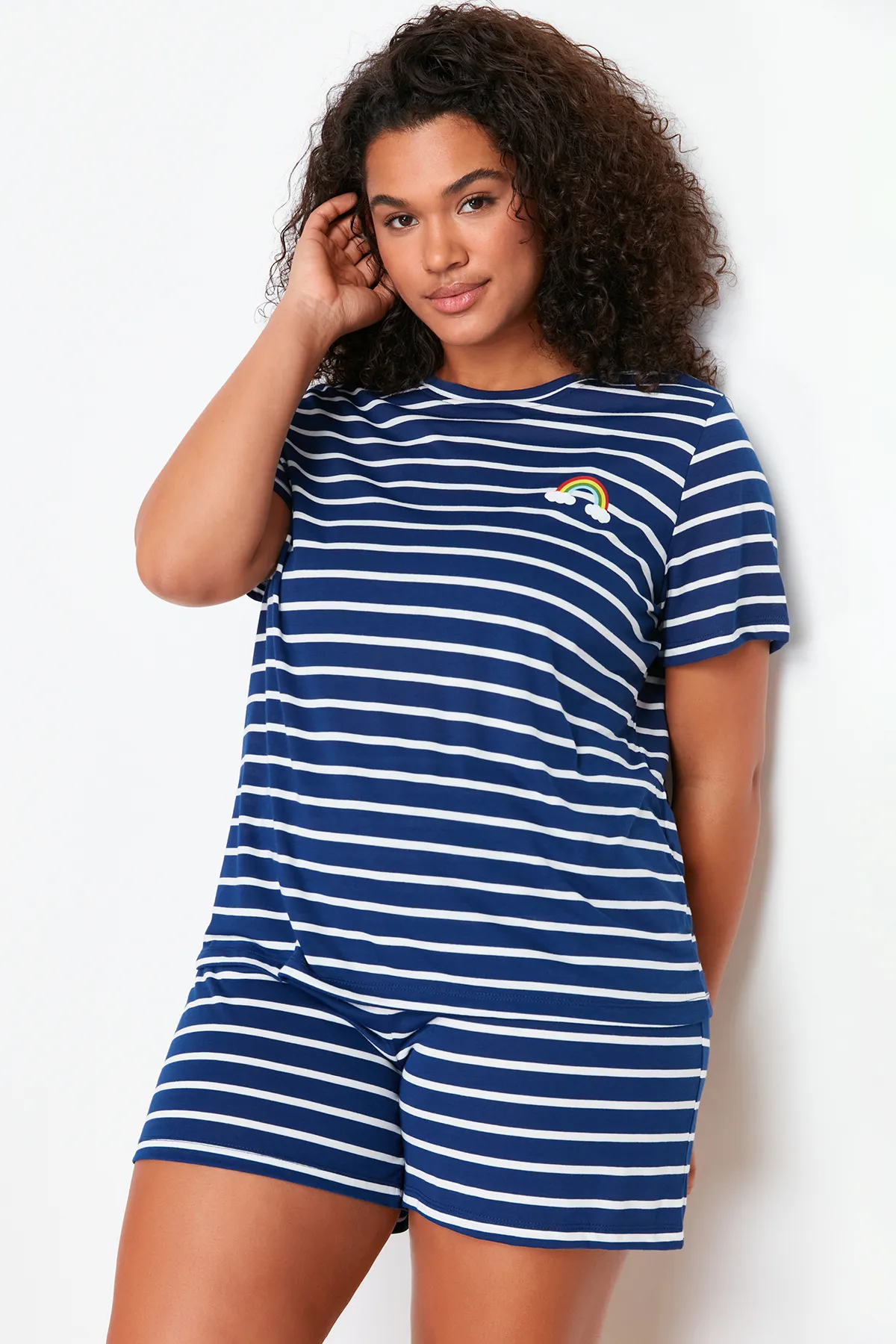 Trendyol Curve  Marineblaues Pyjama-Set aus Strick mit Streifen und Regenbogen-Print TBBSS24AI00029