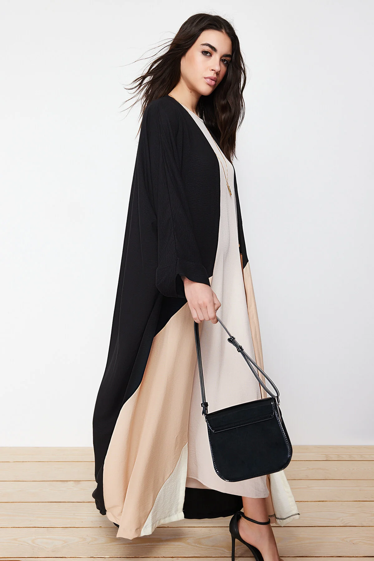 Trendyol Modest  Lange gewebte Kappe mit Farbblock-Steingürtel und Ferace TCTSS24KF00002