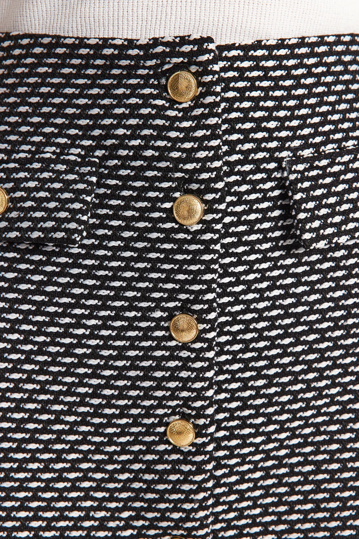 Trendyol Collection  Schwarzer, gewebter Minirock aus Tweed-Stoff mit Knopfdetail und Details TWOAW24ET00142