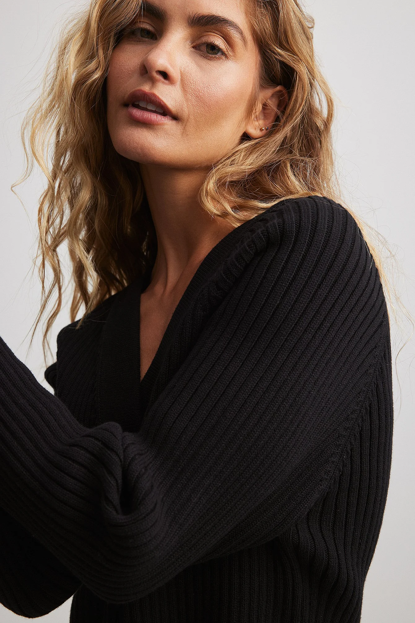 Gerippte Strickjacke mit V-Ausschnitt
