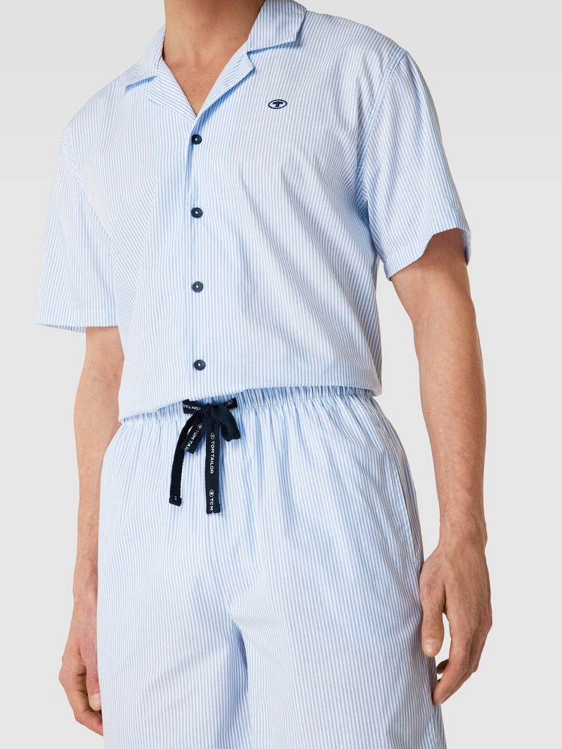 Pyjama mit Streifenmuster in hellblau