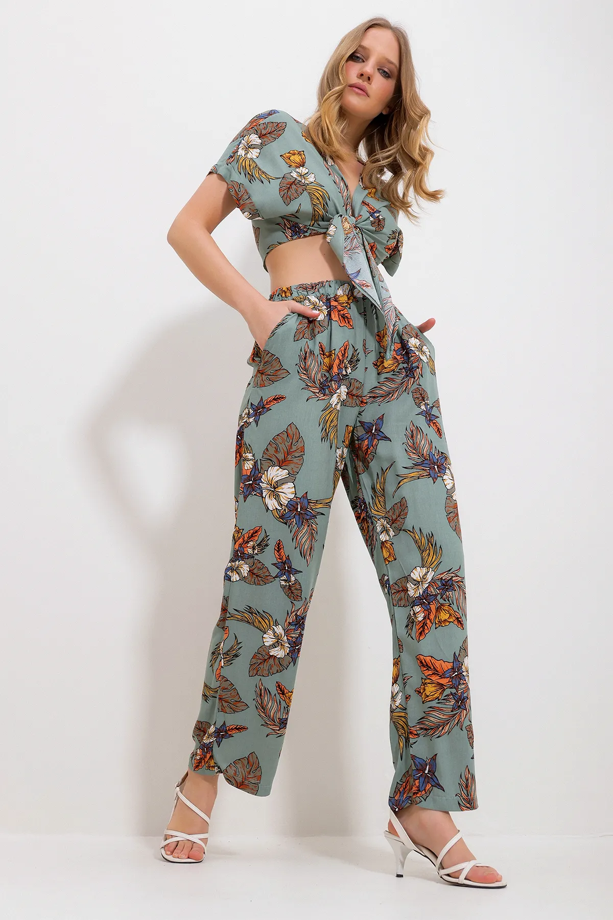 Trend Alaçatı Stili  Damen-Set aus gemusterter Khaki-Schnürbluse und Taschenhose unten oben, gewebt, Set Alc-X11745