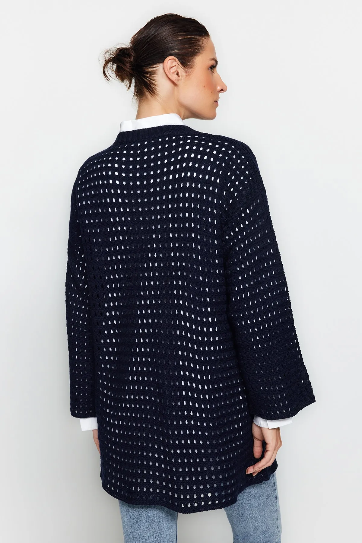 Trendyol Modest  Marineblauer, locker geschnittener, durchbrochener/Loch-Strickpullover TCTAW24AK00113