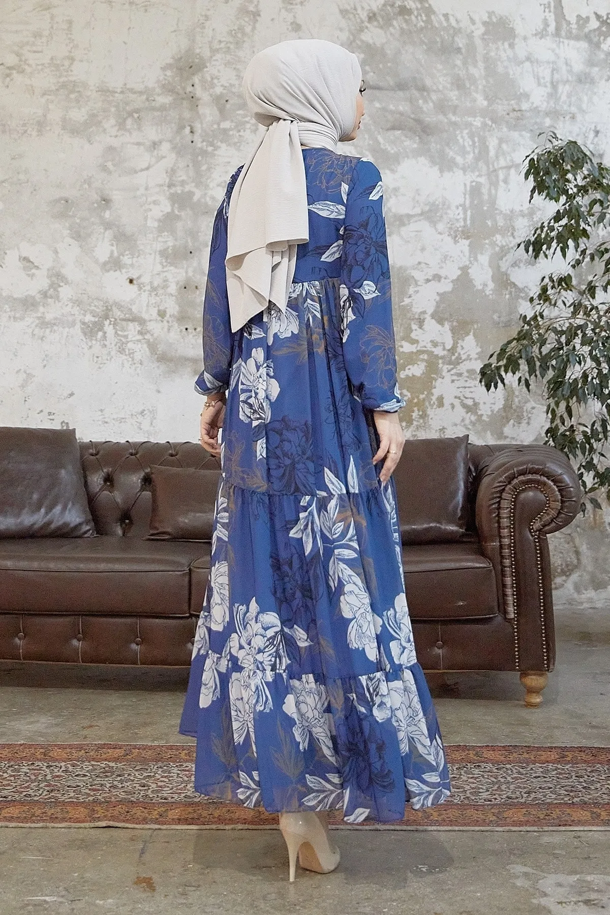InStyle  Jalya Chiffonkleid mit geknöpftem Kragen und Schnürung – Indigo