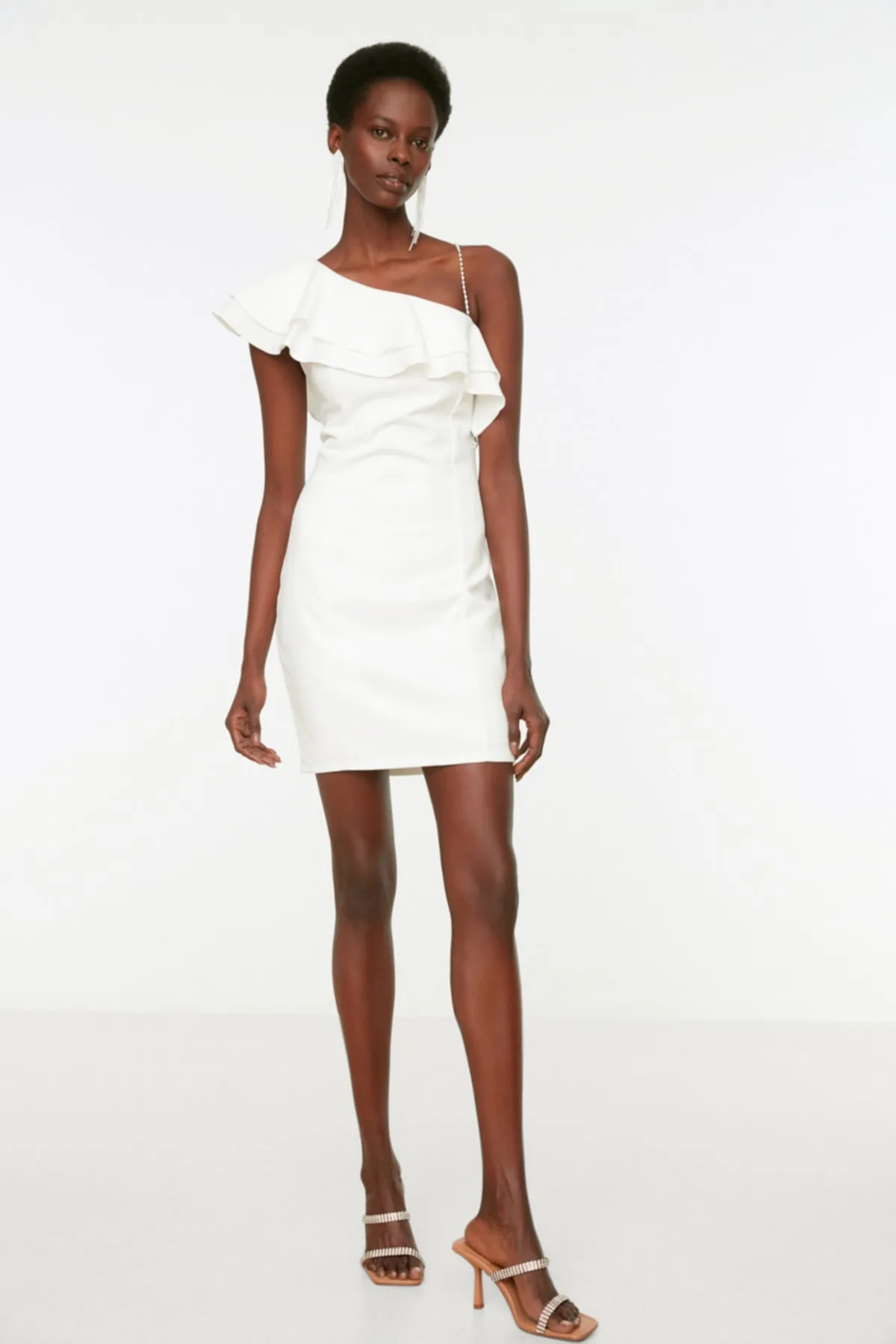 Trendyol Collection  Ecrufarbenes Abendkleid mit Kragen und Ausschnitt TPRSS21EL2873
