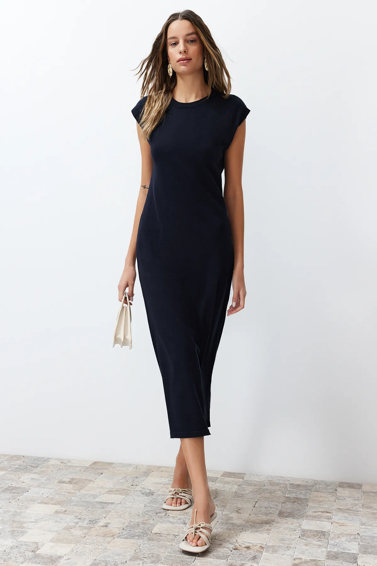 Trendyol Collection  Marineblaues Maxi-Strickkleid mit Gürtel und Farbblockmuster TWOSS24EL00301