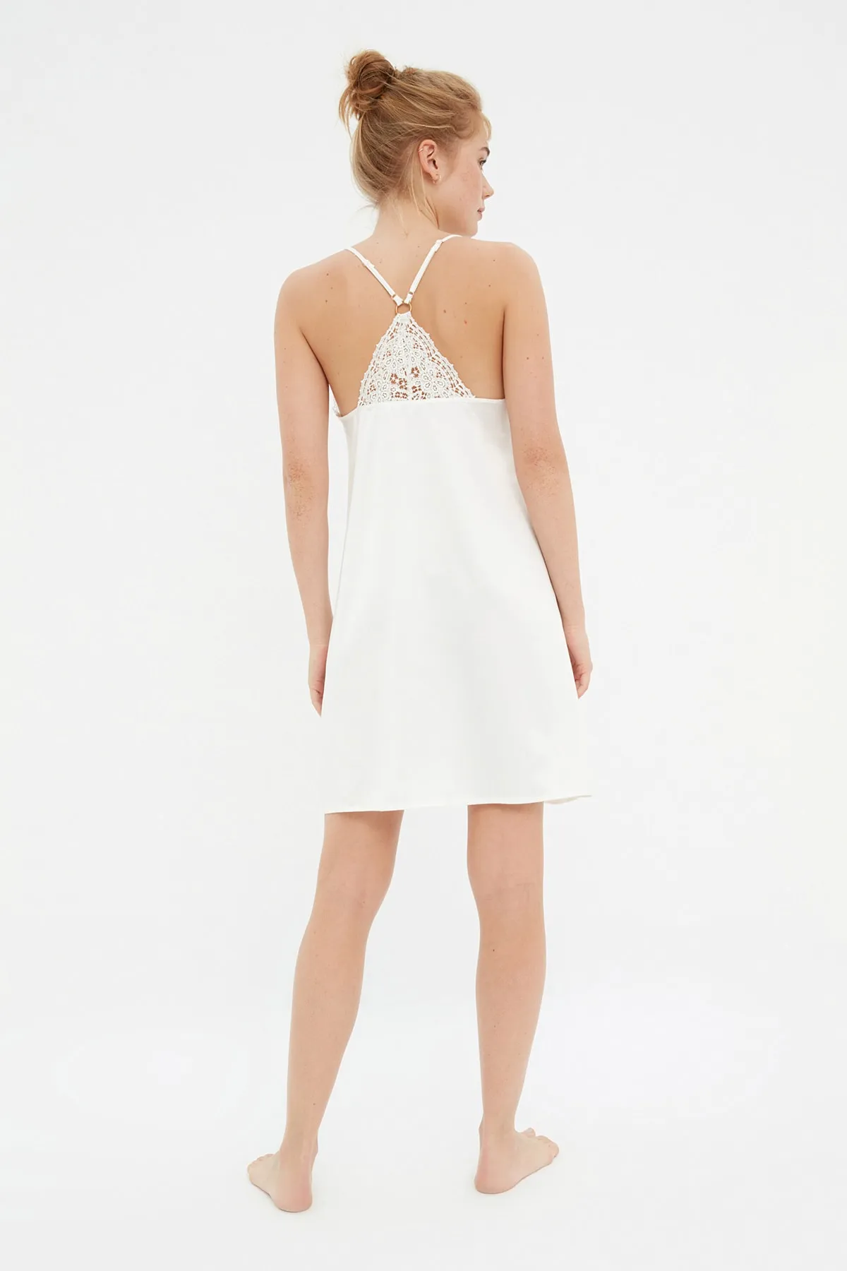 Trendyol Collection  Ecrufarbenes Nachthemd aus Spitzensatin THMSS21GC0003