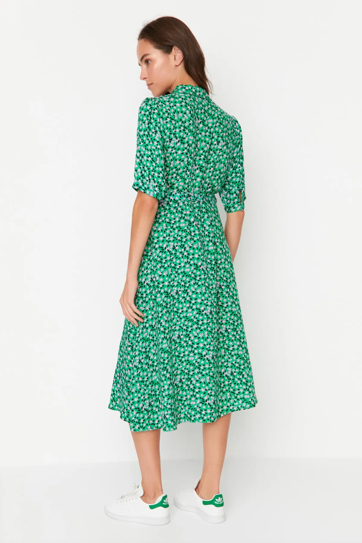 Trendyol Collection  Grünes, gewebtes Midi-Hemdkleid mit Gürtel und Blumenmuster TWOSS20EL1559