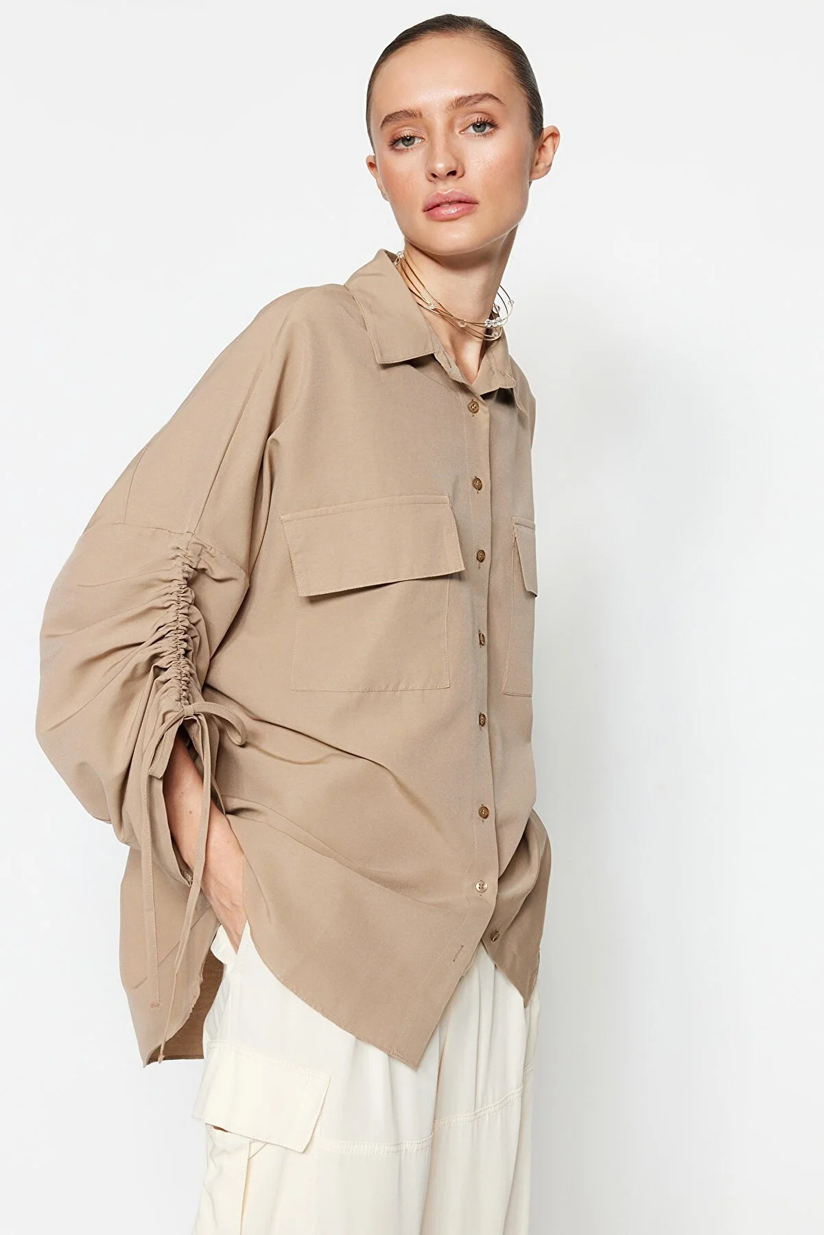Trendyol Modest  Gewebtes Baumwollhemd mit steinfarbenen Ärmeln, verstellbarem Kordelzug und Detail TCTSS23TG00011