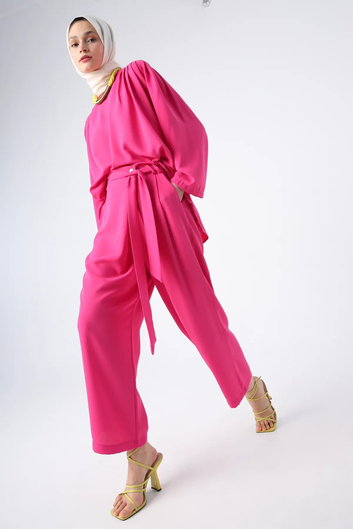 Ekrumoda  Fuchsiafarbener Anzug mit Gürtel, Faltendetail an den Schultern und Hose mit weitem Bein