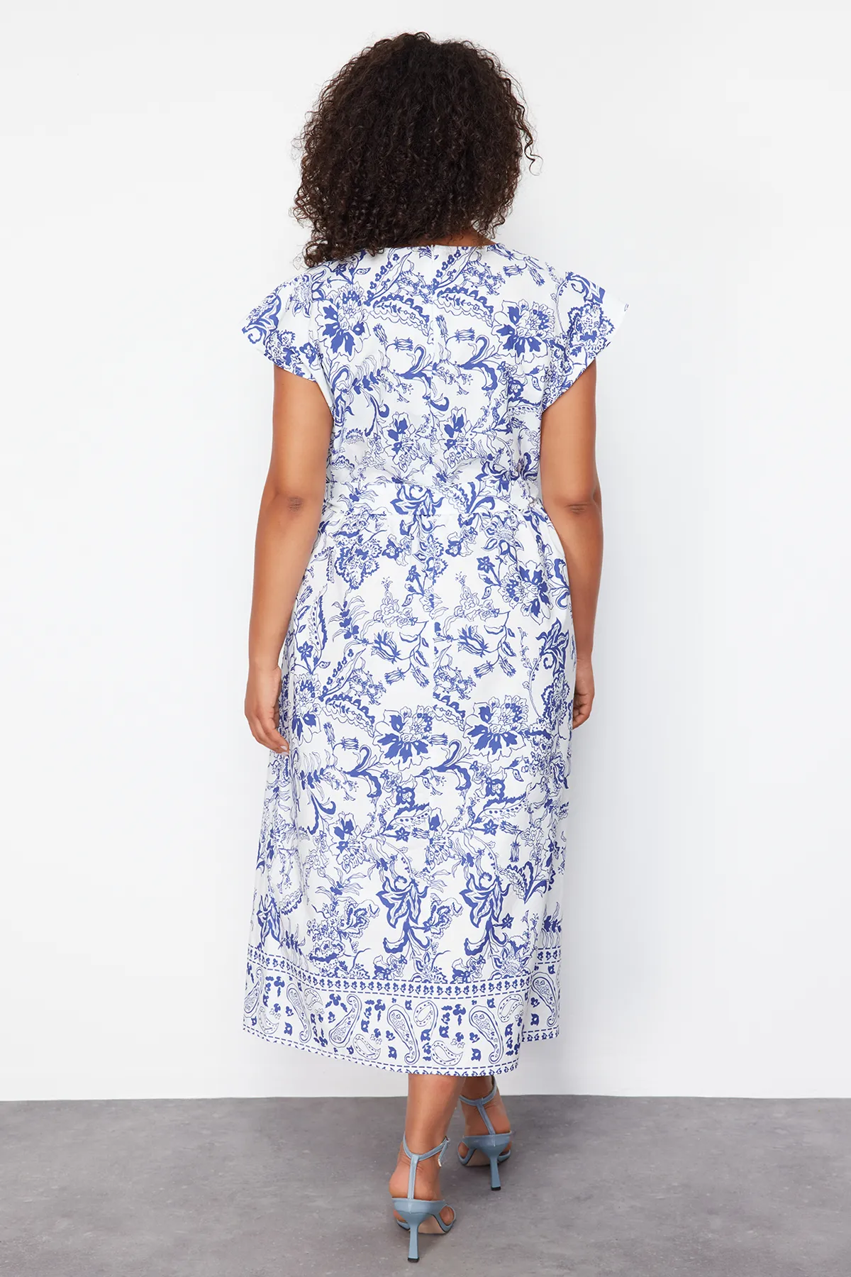 Trendyol Curve  Mehrfarbiges gewebtes Kleid mit tiefem V-Ausschnitt TBBSS24AH00064