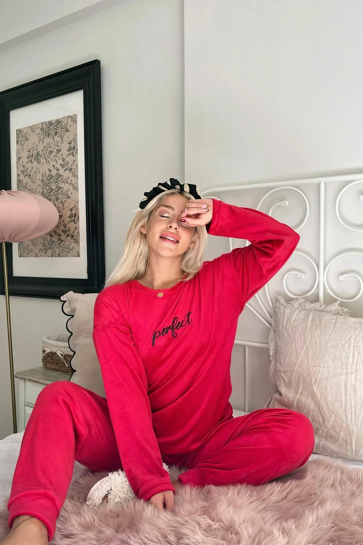 Pijamaevi  Rotes, perfekt gemustertes, exklusives Samt-Pyjama-Set für Damen