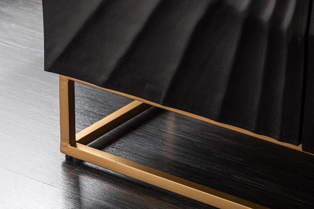 riess-ambiente Sideboard SCORPION 140cm schwarz / gold, Massivholz · Metall · Kommode · 3D Schnitzereien · Wohnzimmer
