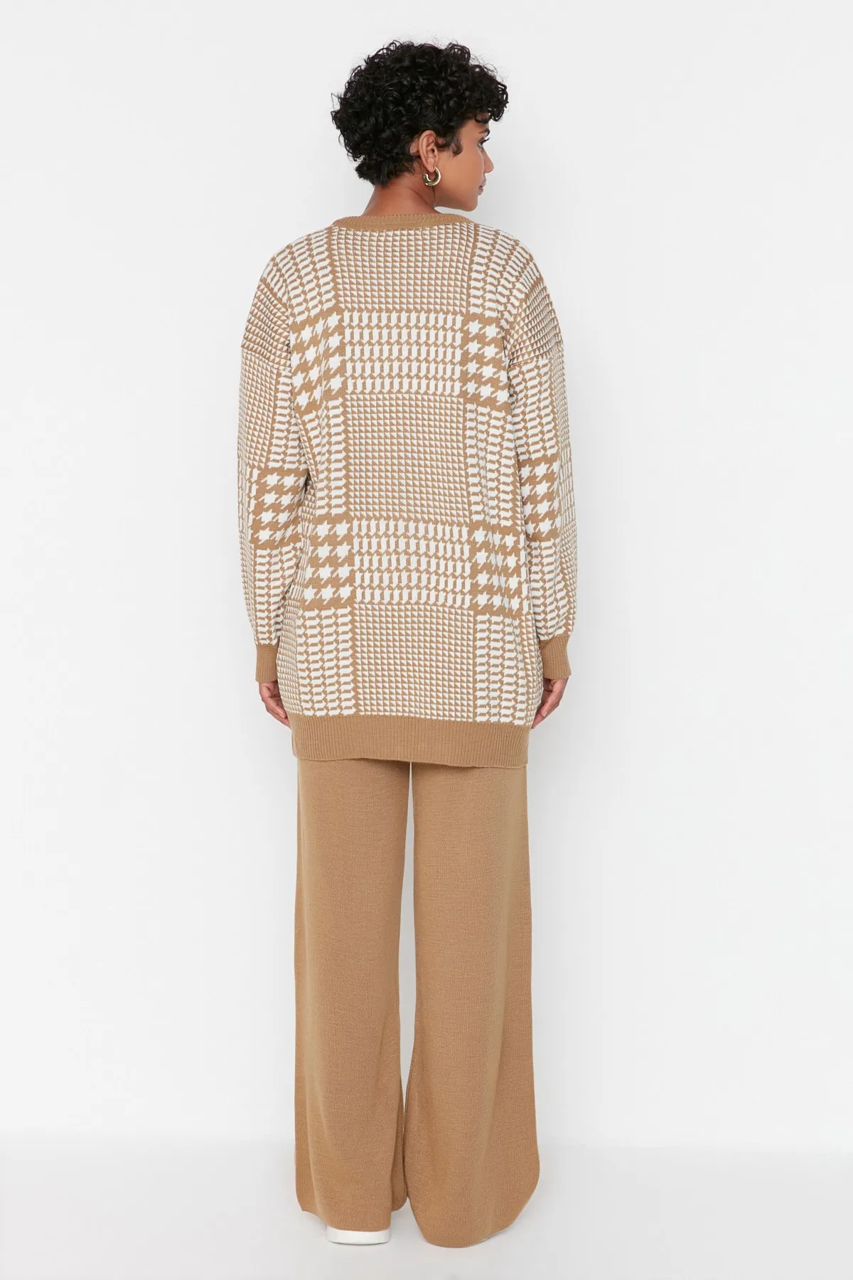 Trendyol Modest  Kamelfarbenes Strickset aus Pullover und Hose mit Hahnentrittmuster TCTAW23US00007