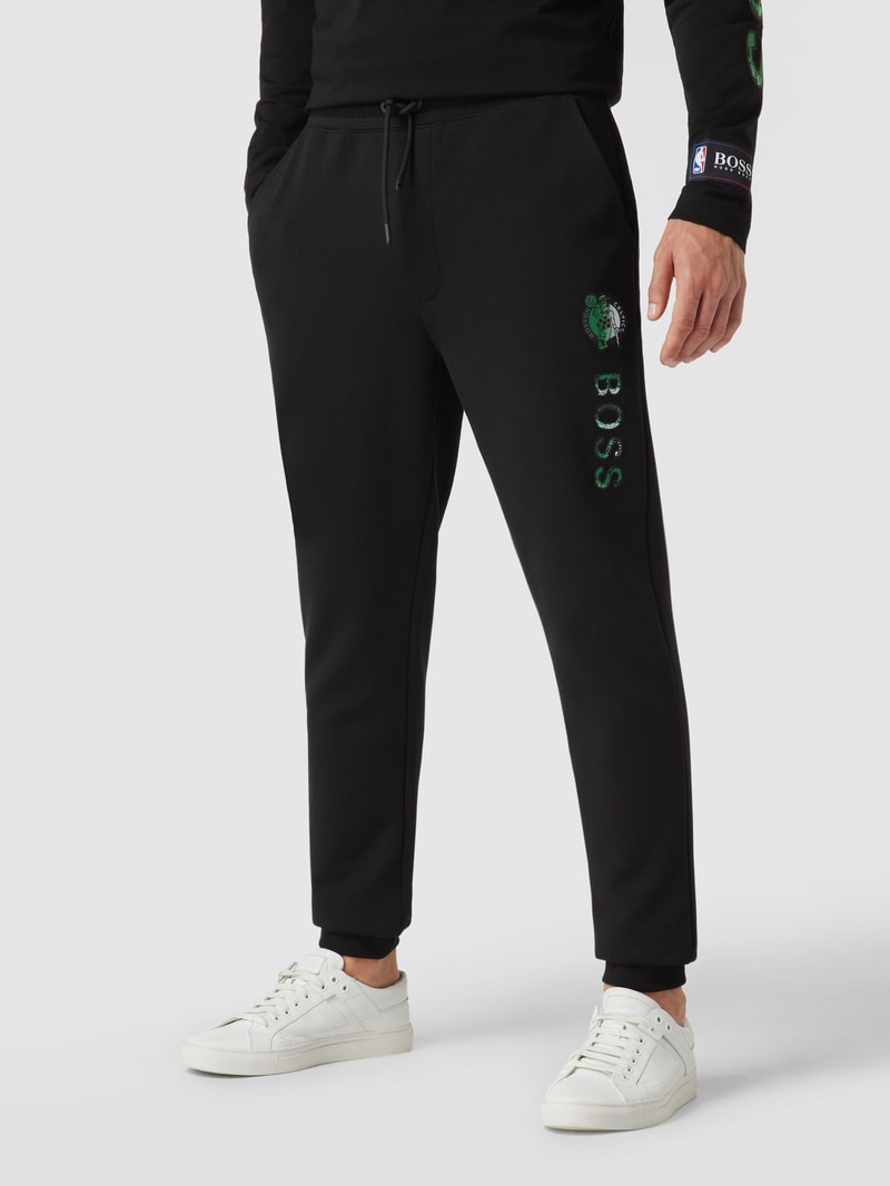 Sweathose mit Label-Schriftzug Modell 'Slamdunk' - BOSS x NBA in anthrazit