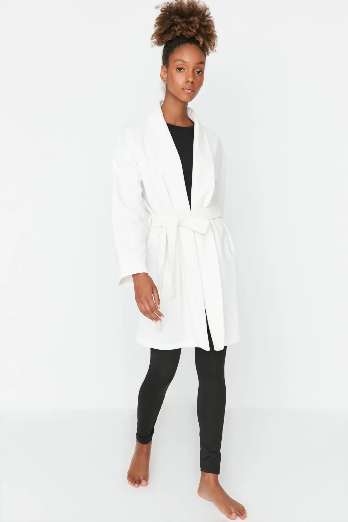 Trendyol Collection  Ecrufarbener Morgenmantel aus strukturiertem Strick mit Gürtel THMAW23SB00002