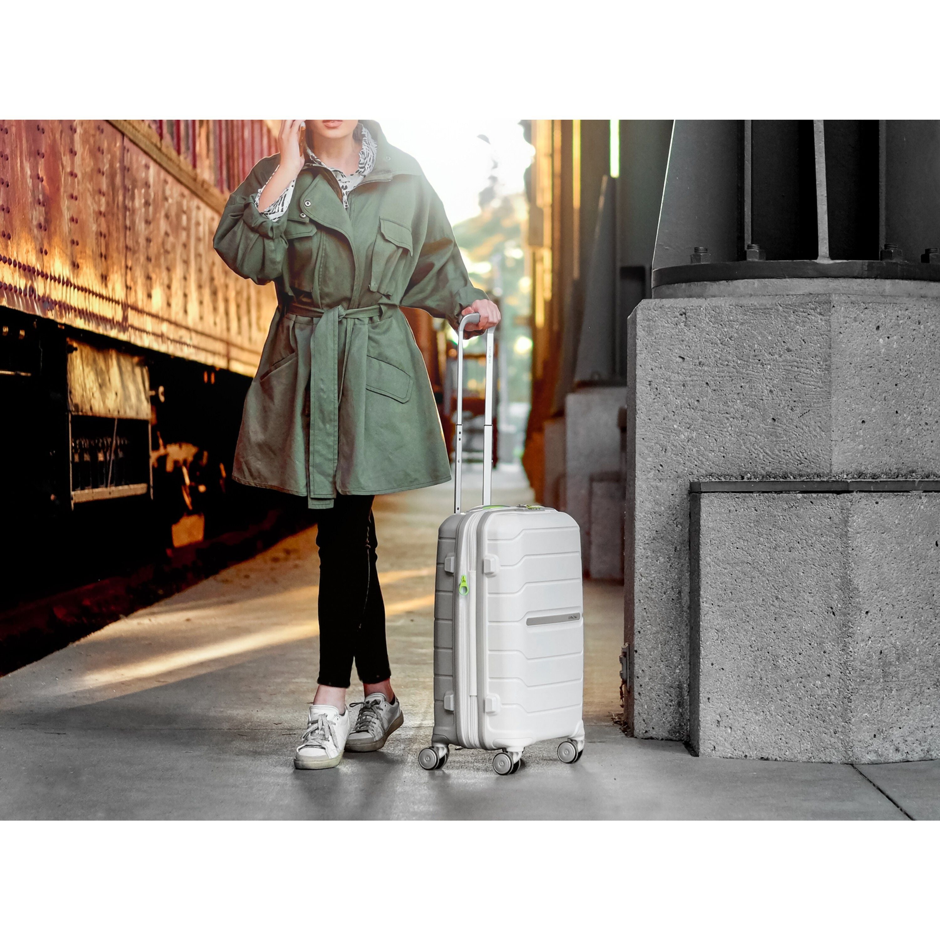 SAMSONITE FREEFORM CARRY-ON SPINNER