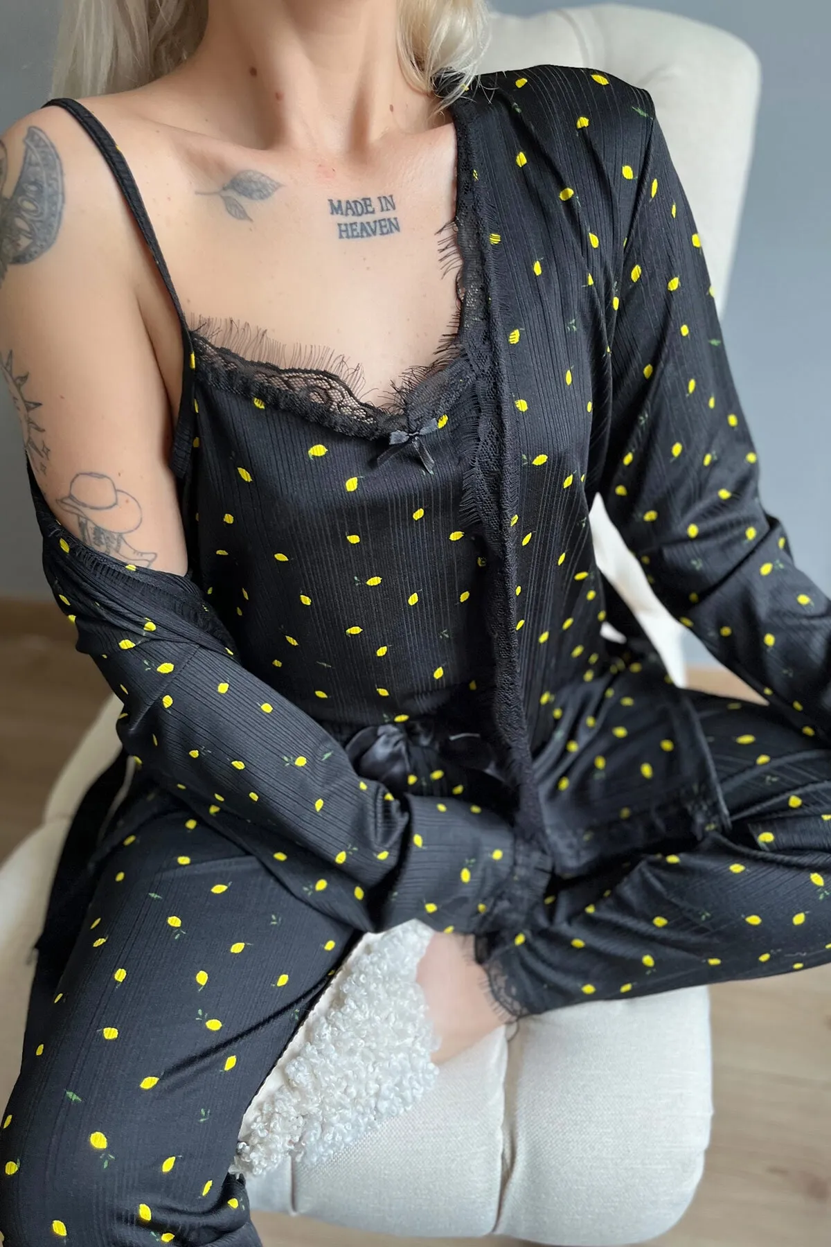 Pijamaevi  Pegasus-Pyjama-Set mit Mini-Morgenmantel mit Zitronenmuster