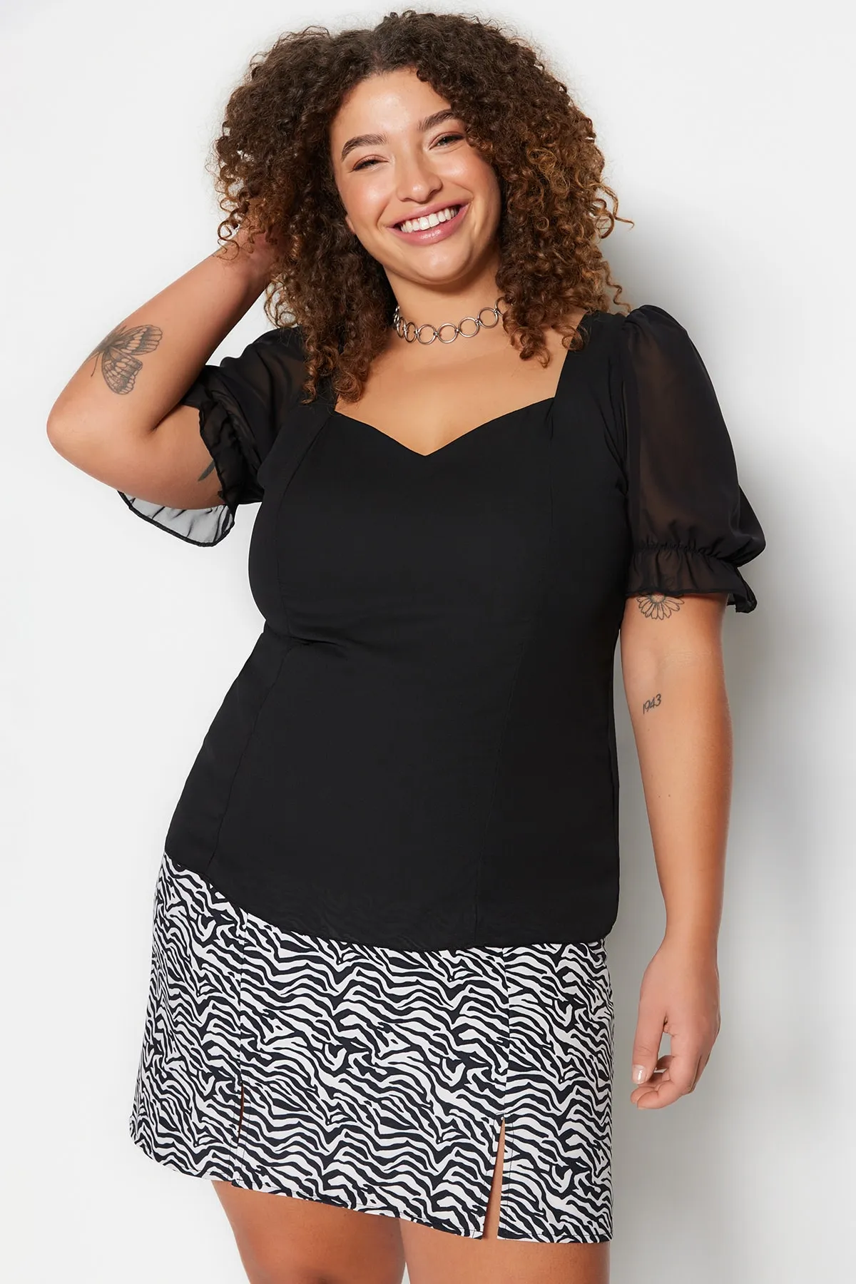 Trendyol Curve  Schwarze Chiffonbluse mit gewebten Ärmeln TBSSS23AH00089