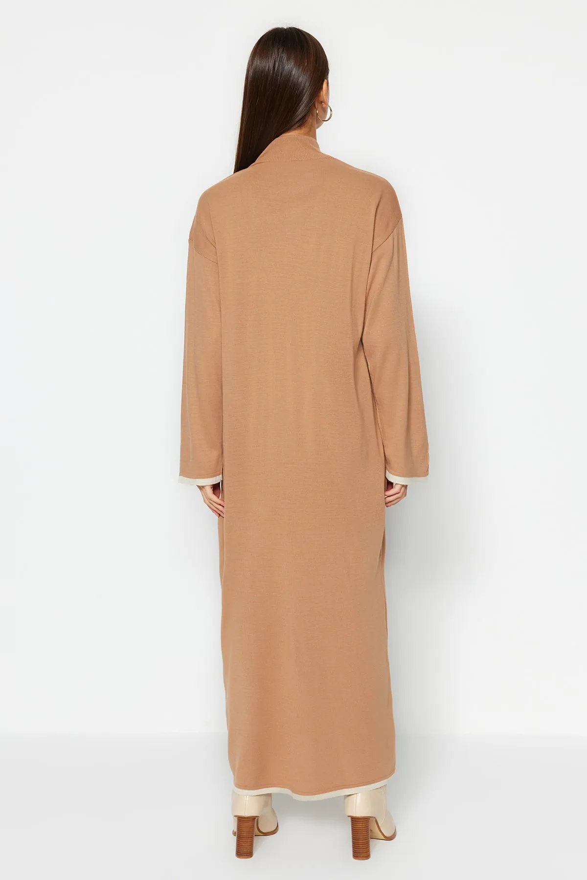 Trendyol Modest  Beiges, bequem geschnittenes, langes Strickkleid TCTAW24EB00032