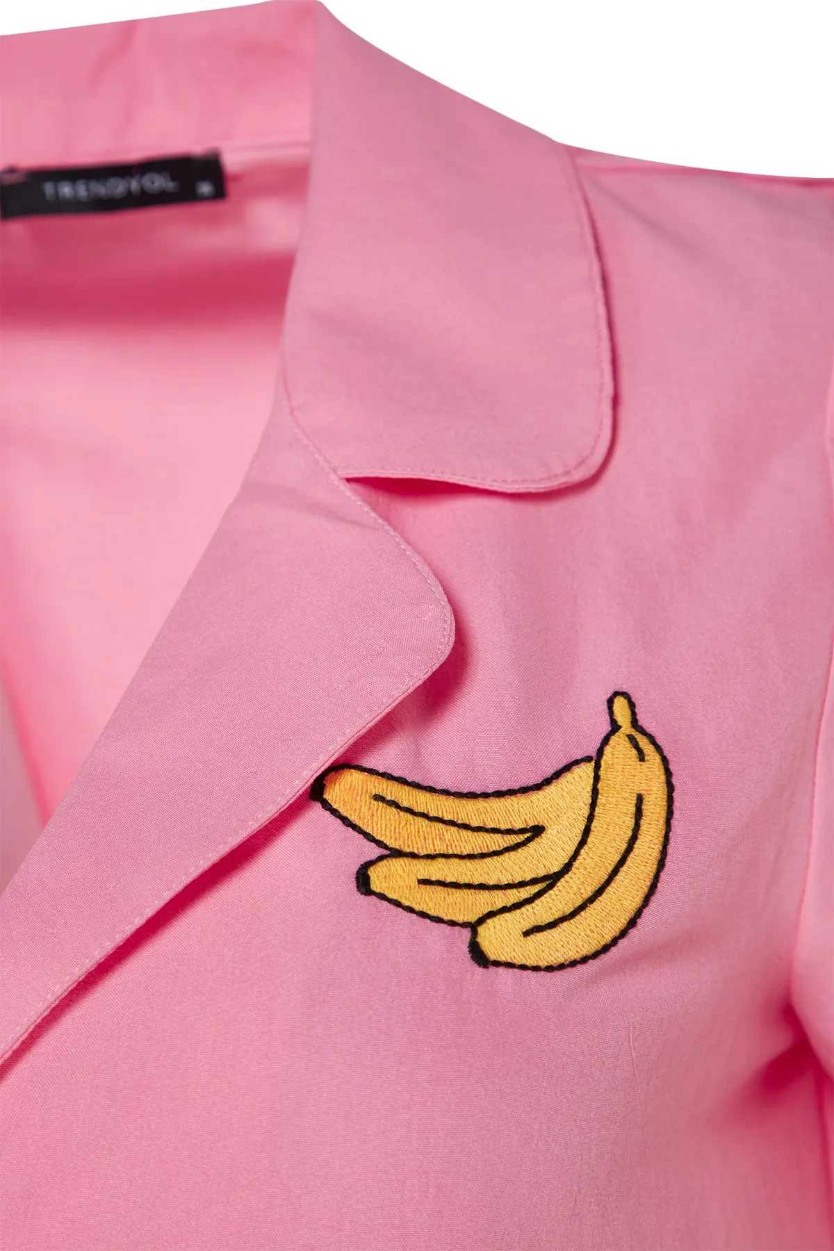 Trendyol Collection  Pink Banana Pyjama-Set aus Viskose-Shirt und Shorts mit Stickerei THMSS23PT00079