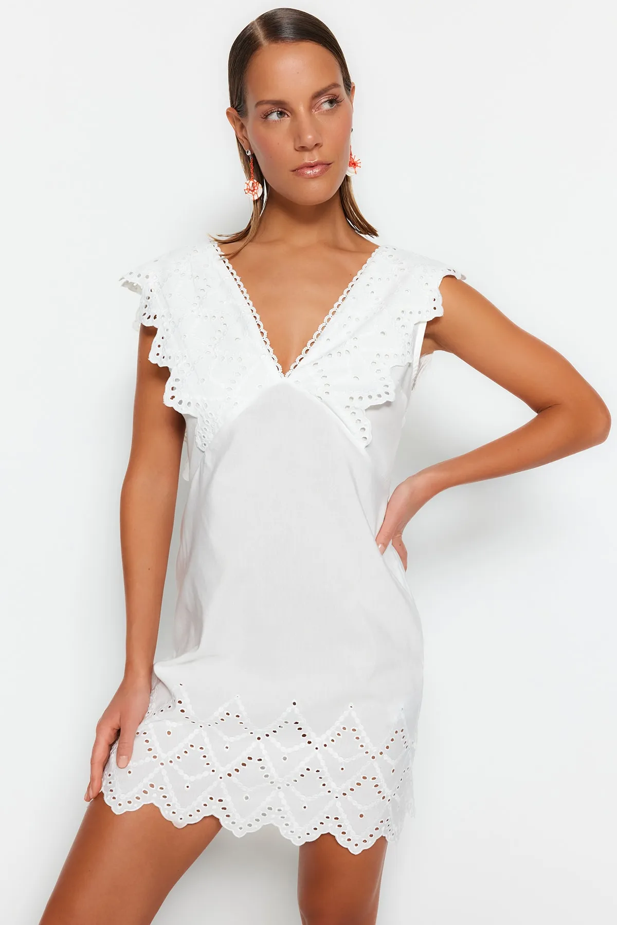 Trendyol Collection  Weißes, figurbetontes Mini-Strandkleid mit gewebter Stickerei TBESS23EL00257