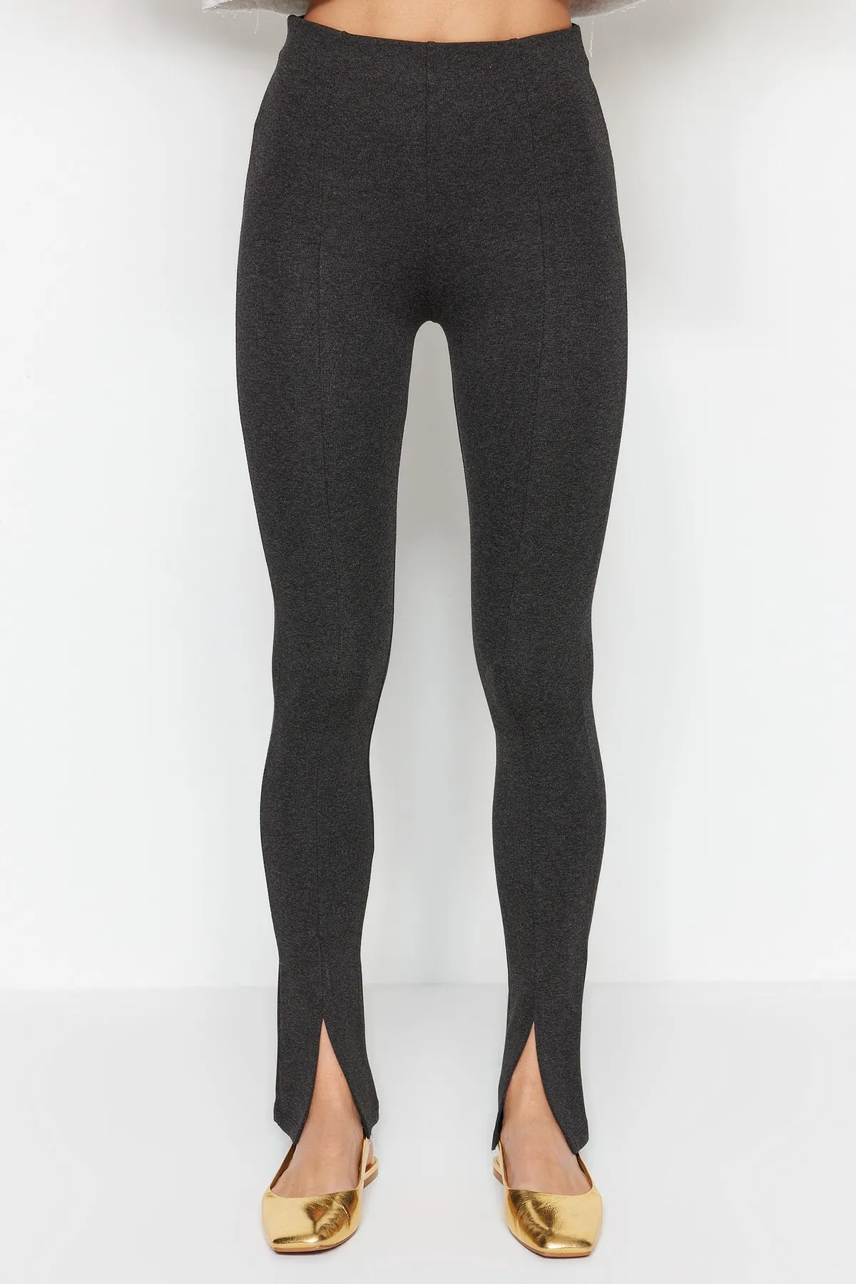 Trendyol Collection  Anthrazitfarbene Interlock-Strick-Leggings mit hoher Taille und geschlitzten Beinen TWOAW21PL0263