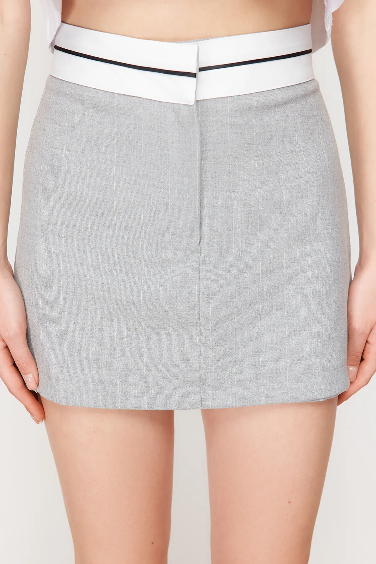 Trendyol Collection  Grauer Taillengürtel, detaillierter, gestreifter, gewebter Mini-Shorts-Rock TWOSS24SR00041
