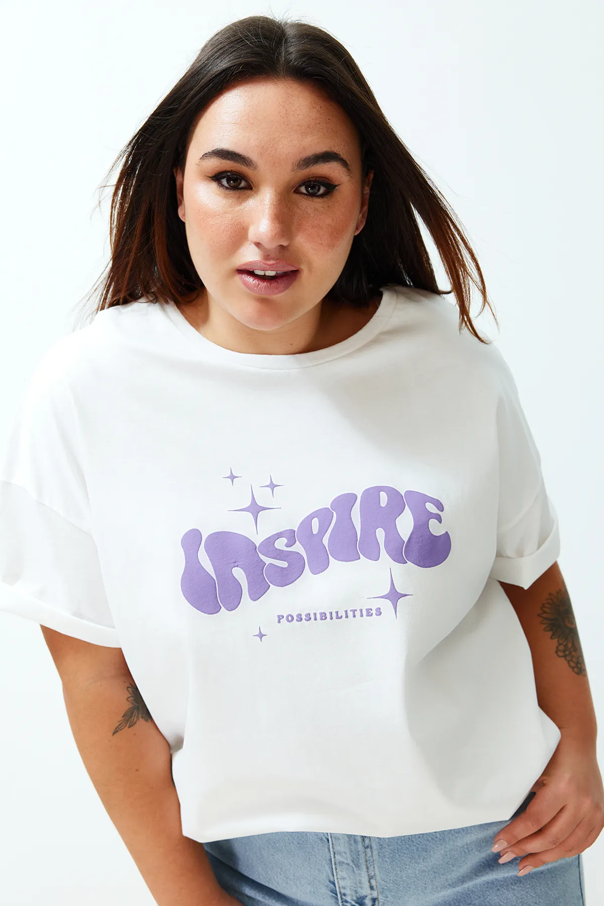 Trendyol Curve  Ecru Unisex-Übergröße, bequemes Paar-Strick-T-Shirt aus 100 % Baumwolle TBSSS24BF00033