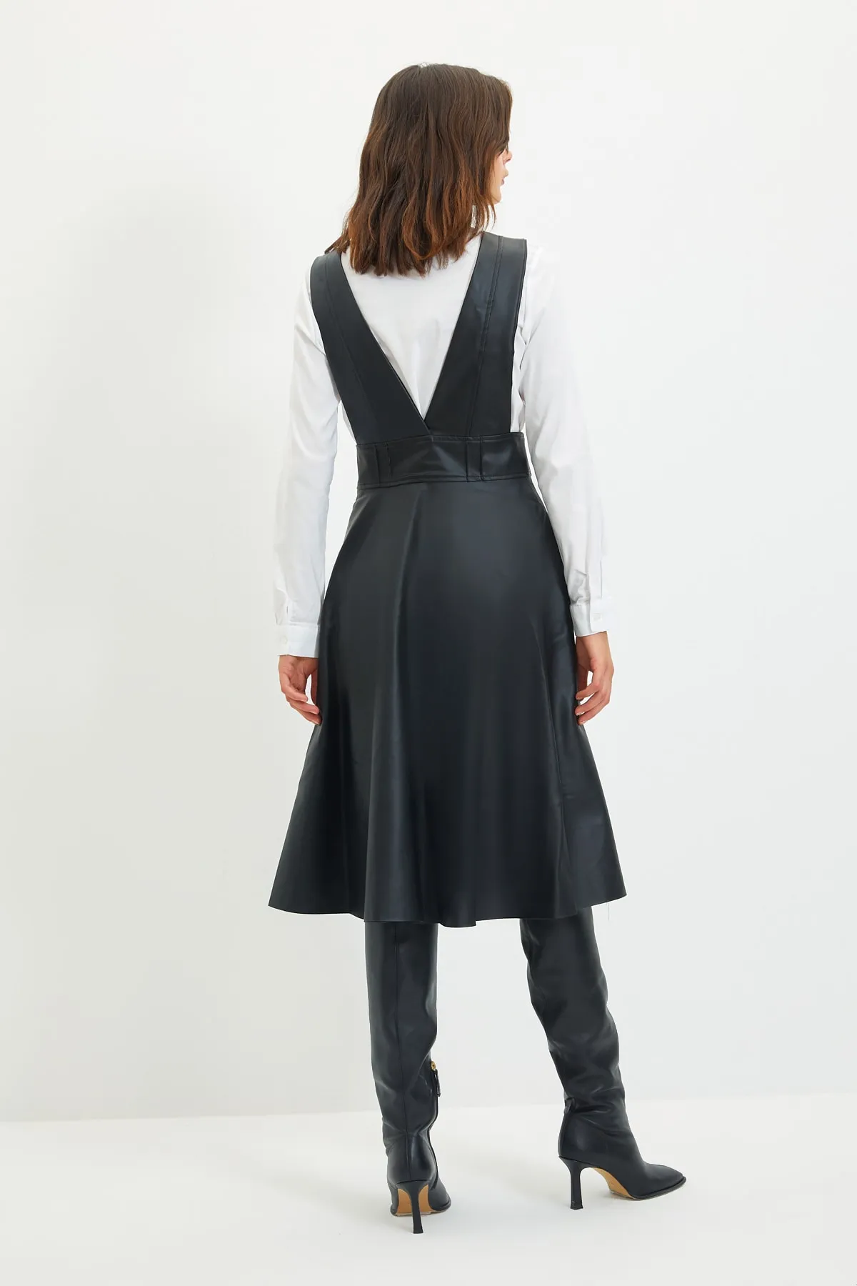Trendyol Collection  Schwarzes, tailliertes, gewebtes Midi-Kleid in Gilet-Optik in Lederoptik TWOSS20EL1330