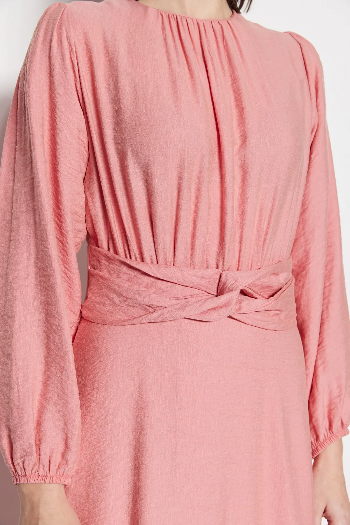 Trendyol Modest  Hellrosa gewebtes Kleid mit Taillen- und Raffdetails TCTSS23EB00138