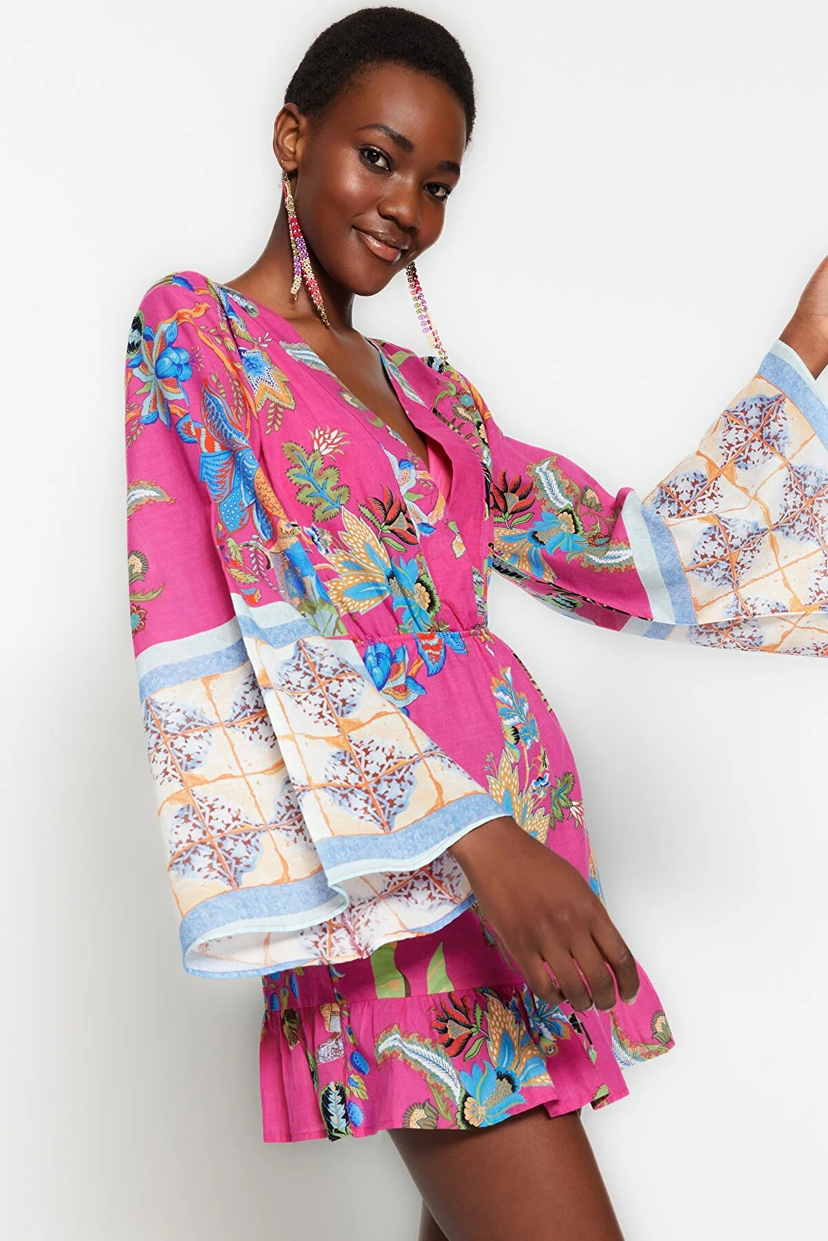 Trendyol Collection  Blumengemustertes Mini-Strandkleid mit gewebtem Volant aus 100 % Baumwolle TBESS23EL00030