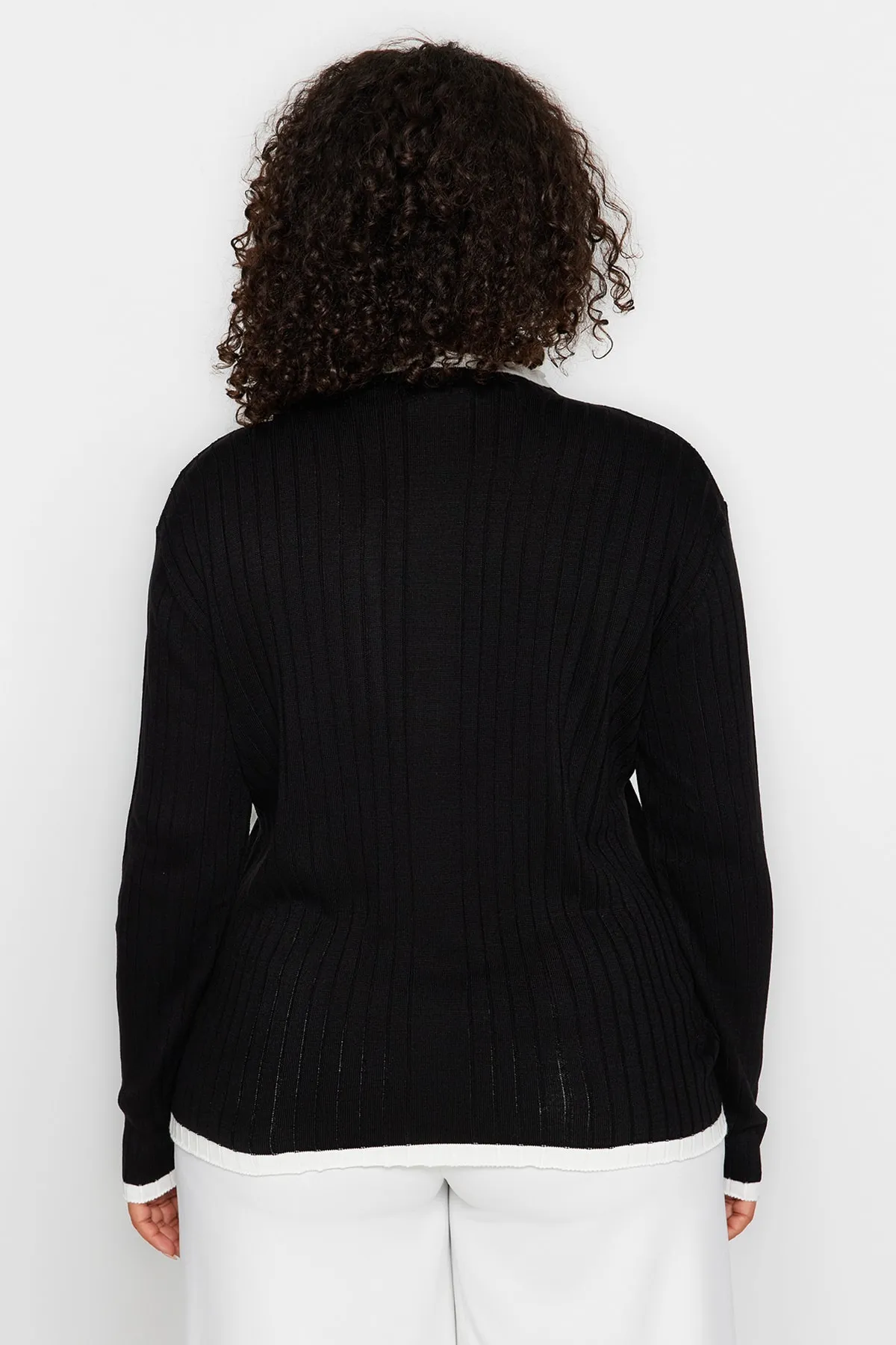Trendyol Curve  Schwarzer, gestreifter Strickpullover mit detaillierten Details